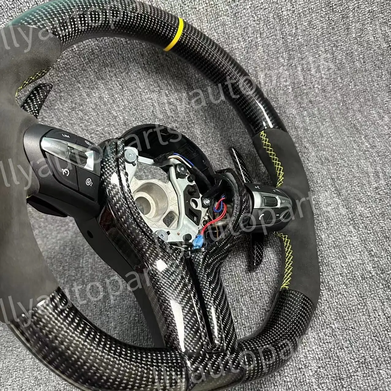 Lenkrad aus Carbonfaser und Wildleder für BMW F06 F12 F13 F30 F80 M3 F82 M4 M2 – Detail 2