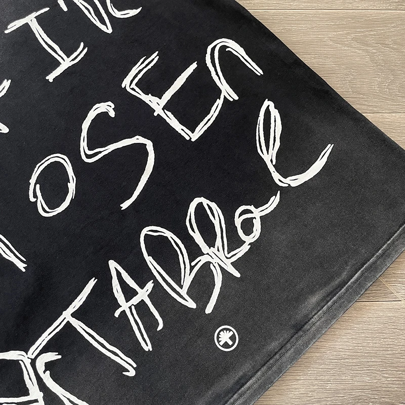 Vertabrae المختار المحملة الزيتون التباين الربط العنق عارضة قصيرة الأكمام تي شيرت