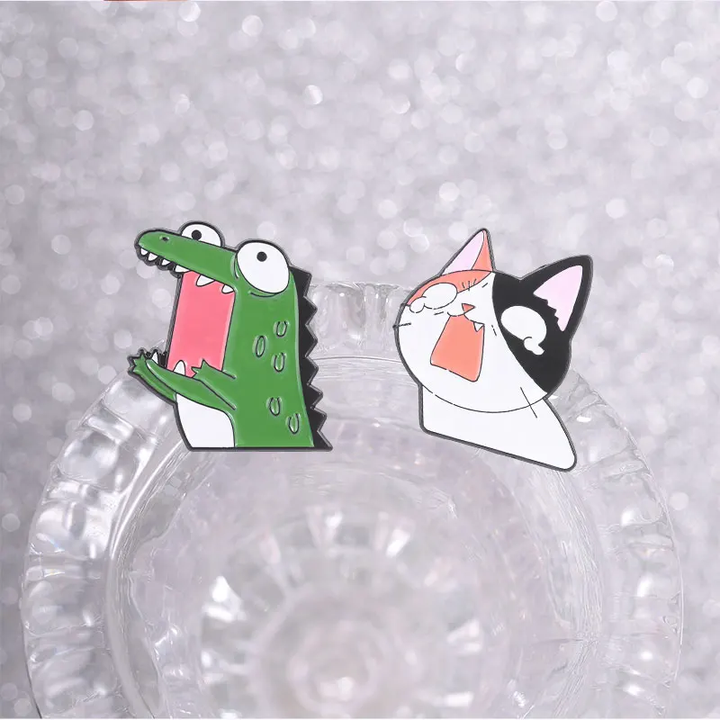 18 verschiedene Cartoon-Tier-Emaille-Pins: Lesende Gans, Dino-Broschen, Fitness-Ente, Tarot-Katze, Kaffee-Hase, Tier-Schmuckgeschenk – Detail 9