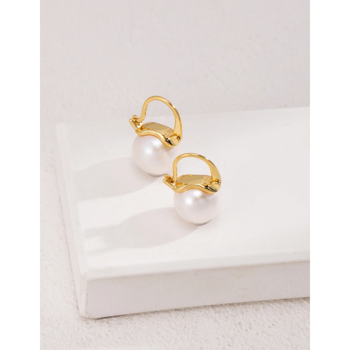 

Brand new S925 sterling silver plated with 18k gold | Natural pearl earrings 101773