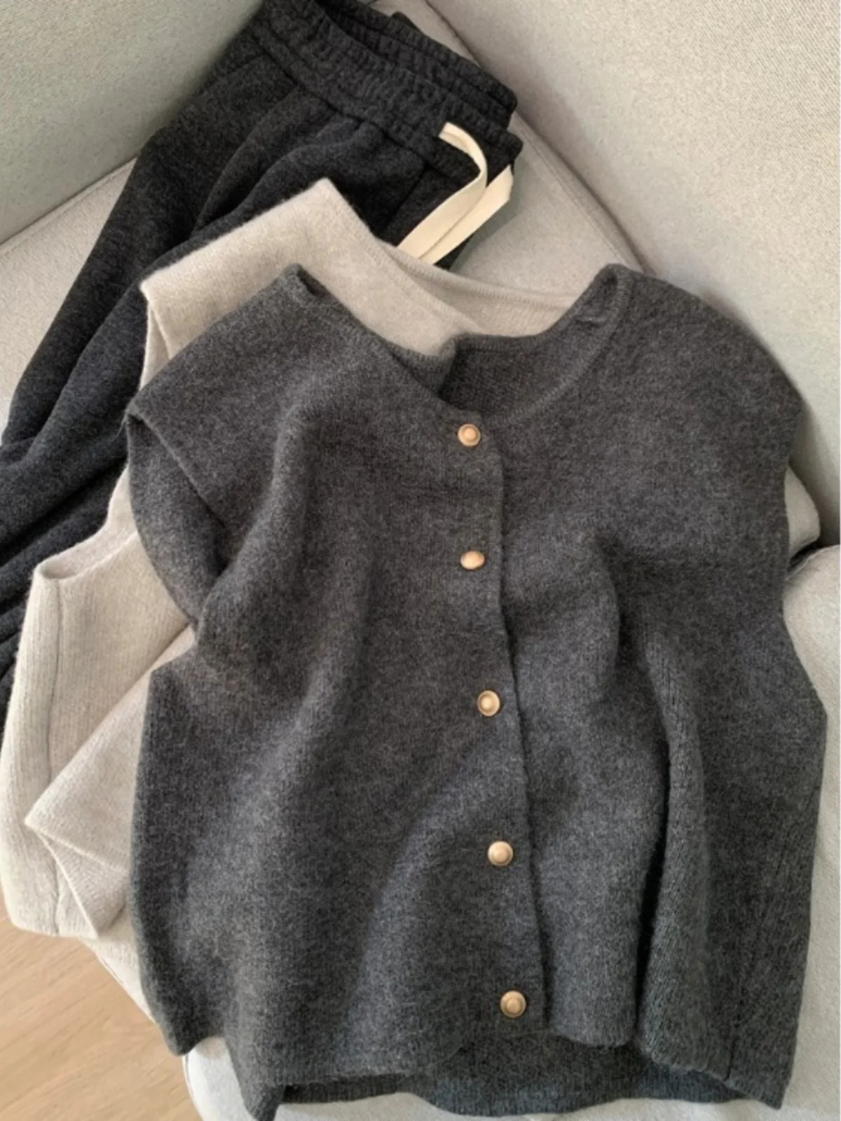 

Вязаный жилет с золотыми пуговицами в стиле ретро, женский круглый свитер Ne, зима 2024, высококачественный мягкий многослойный топ с внутренним плечом irt