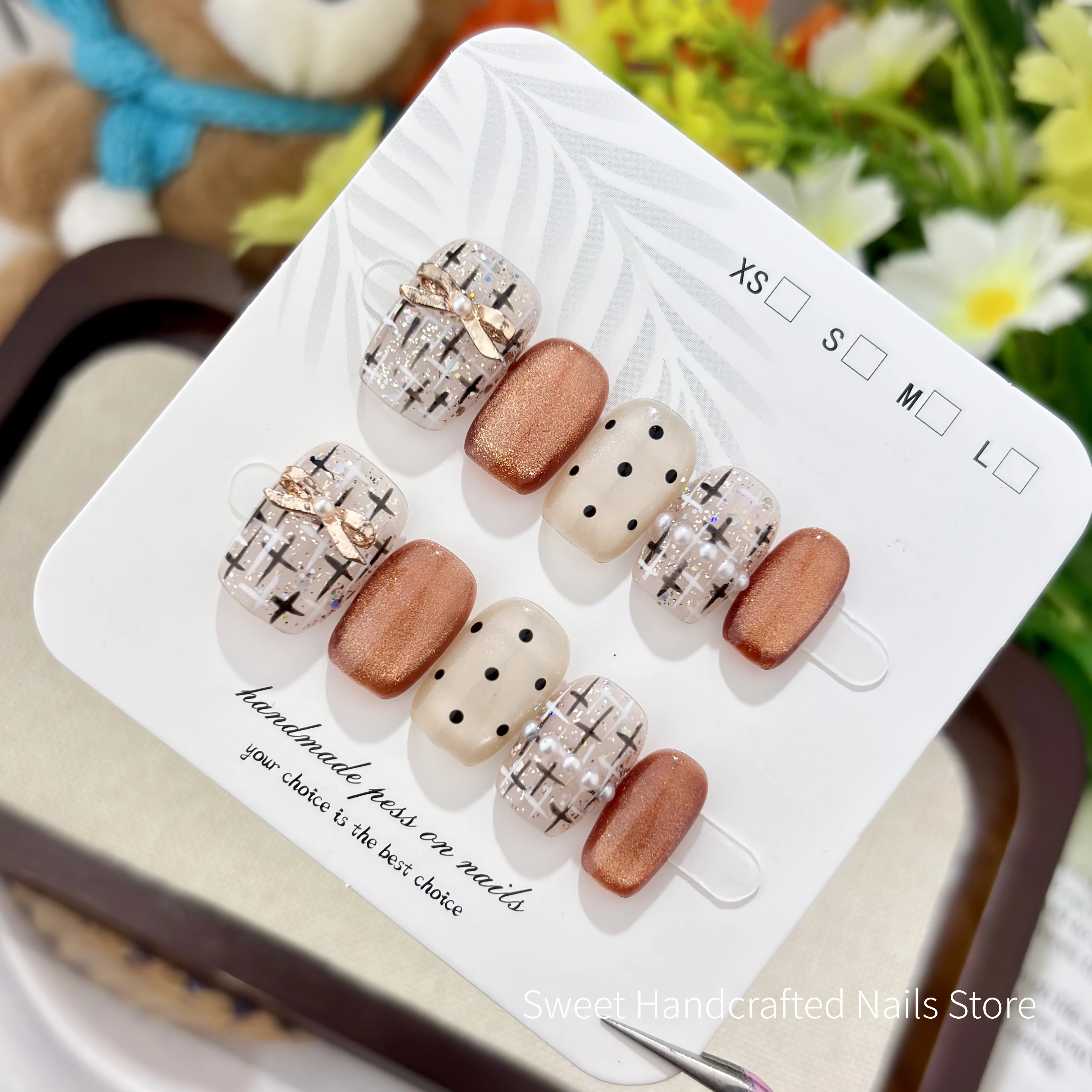 High-End Autumn and Winter Short Manicure Style, Fashionable Bright Plaid Press-On Nails, Elegant Bowknot Pearl Accessories, Golden Brown Polka Dot Dynamic Cat-Eye Effect Fake Nail Stickers, Suitable for Daily Commutin