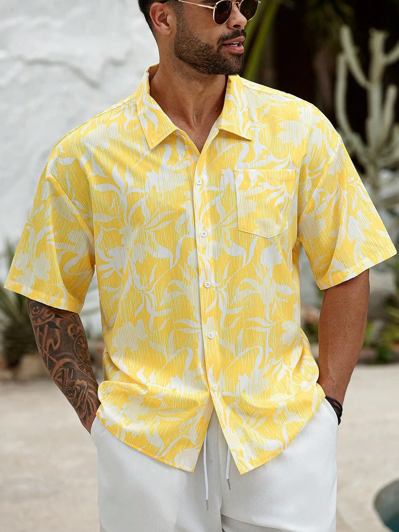 

Желтая повседневная мужская рубашка с коротким рукавом и цветочным принтом