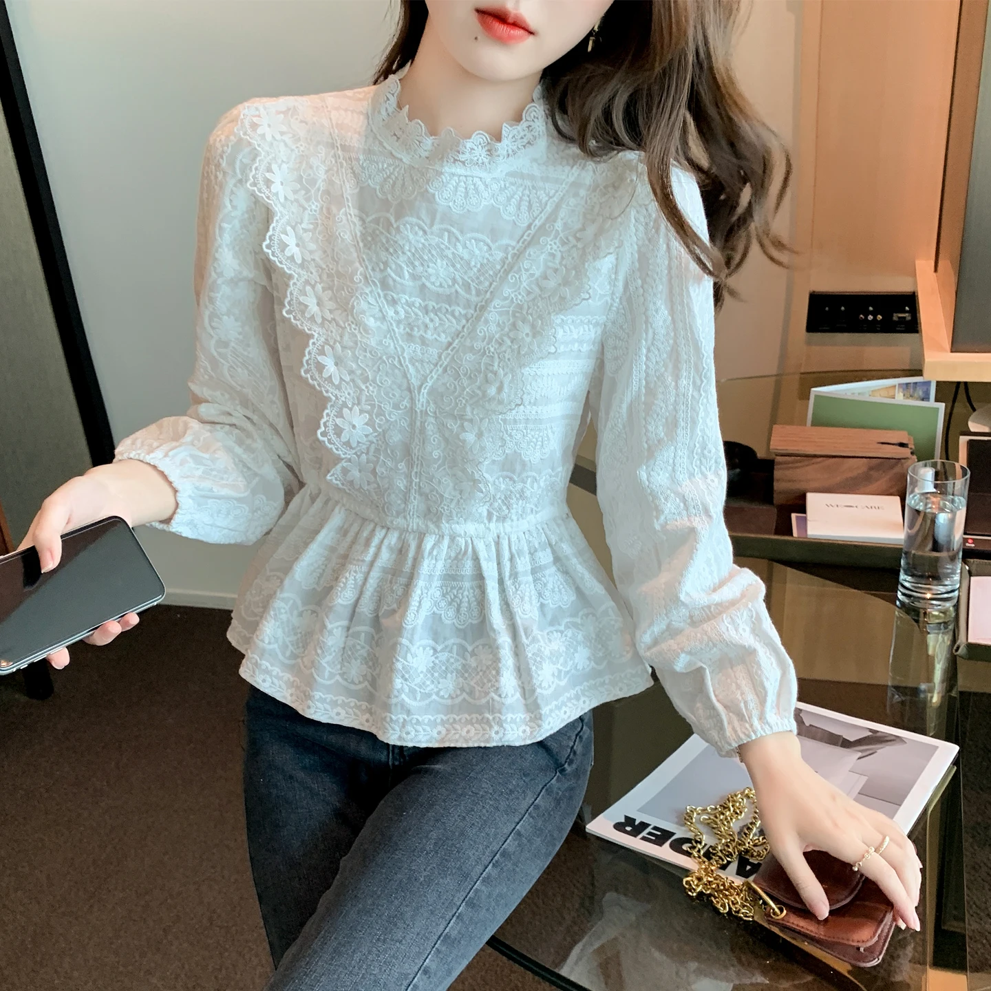 

Весенняя коллекция 2026. Кружевная блузка с рюшами. Элегантный топ с отделкой талией и подчеркивающим покрытием. Женская стильная рубашка с длинными рукавами.