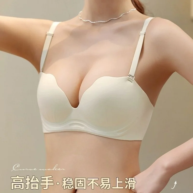 ملابس داخلية نسائية نصف كوب بدون ندبات مجمعة مع ثديين صغيرين، تظهر دعامة علوية كبيرة بدون حلقات فولاذية، ثديين، مضادة