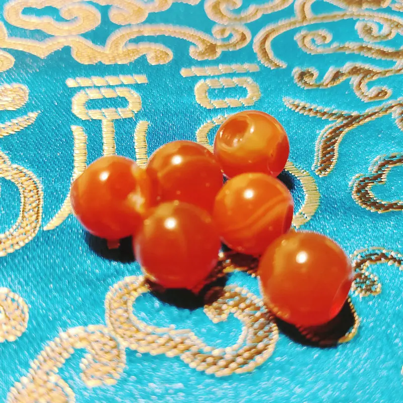 Рисунок 5 - Пуговицы в форме шара из нефрита