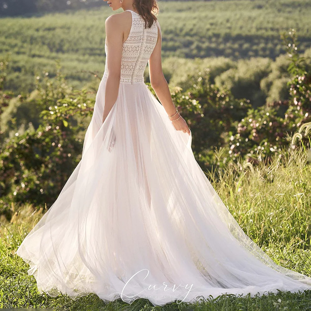 Curvy Bohemian Beach Style Tulle A-Line Wedding Dress Halter Neck Hollow Crochet Lace Bodice High Waist Customized for Women