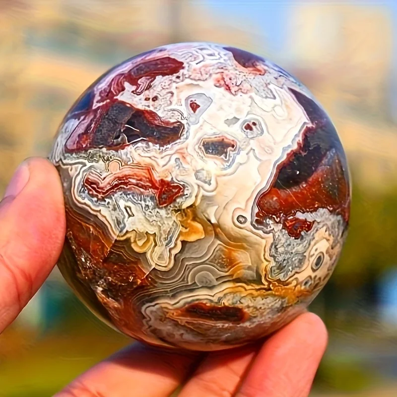 Uma deslumbrante bola de ágata de dinheiro com padrões amarelos e azuis, perfeita para decoração de casa e jardim.