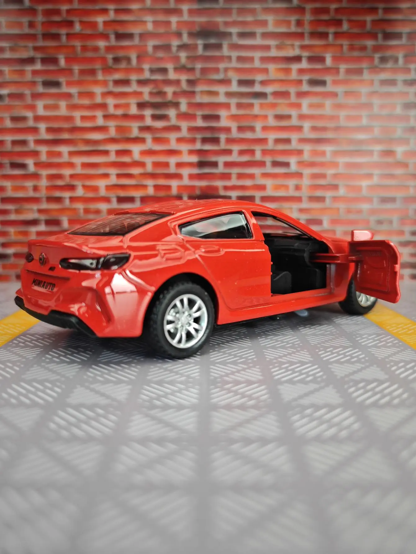 1:32 M8 سبيكة نموذج سيارة الحلي جمع الصوتية البصرية التراجع سيارات لعبة تفاصيل غنية يمكن فتح الأبواب على كلا الجانبين