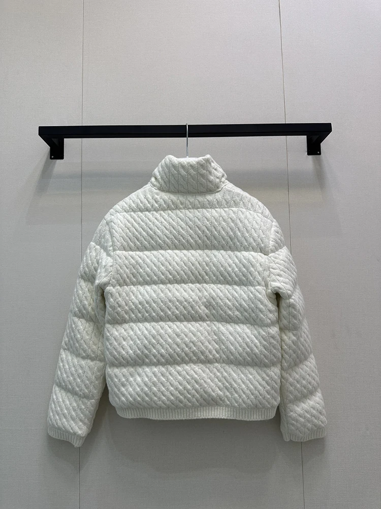 SVORYXIU 2025 شتاء جديد نمط غير رسمي نمط المرأة موضة الأبيض خمر الحياكة الدافئة نمط قصير أسفل سترة