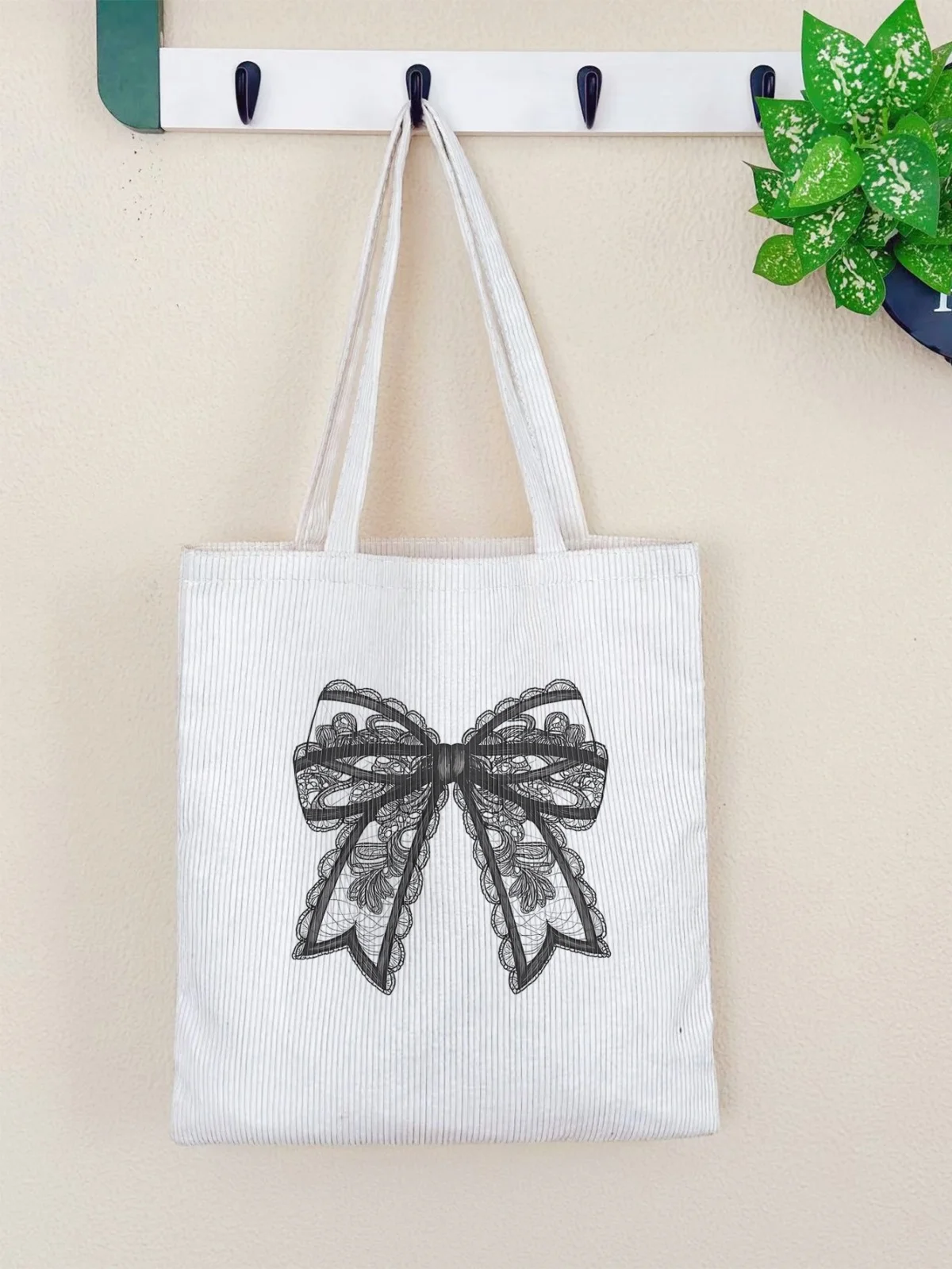 

Сумка с узором в виде бантиков, подходит для ежедневных поездок и шопинга, удобна для переноски необходимых вещей.