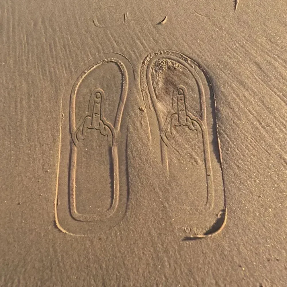 Hidden Middle Finger Slippers Figure with Legs Quick- Dry Flip Flops Parody Middle Finger Beach Summer Comfort Non Slip Sandal