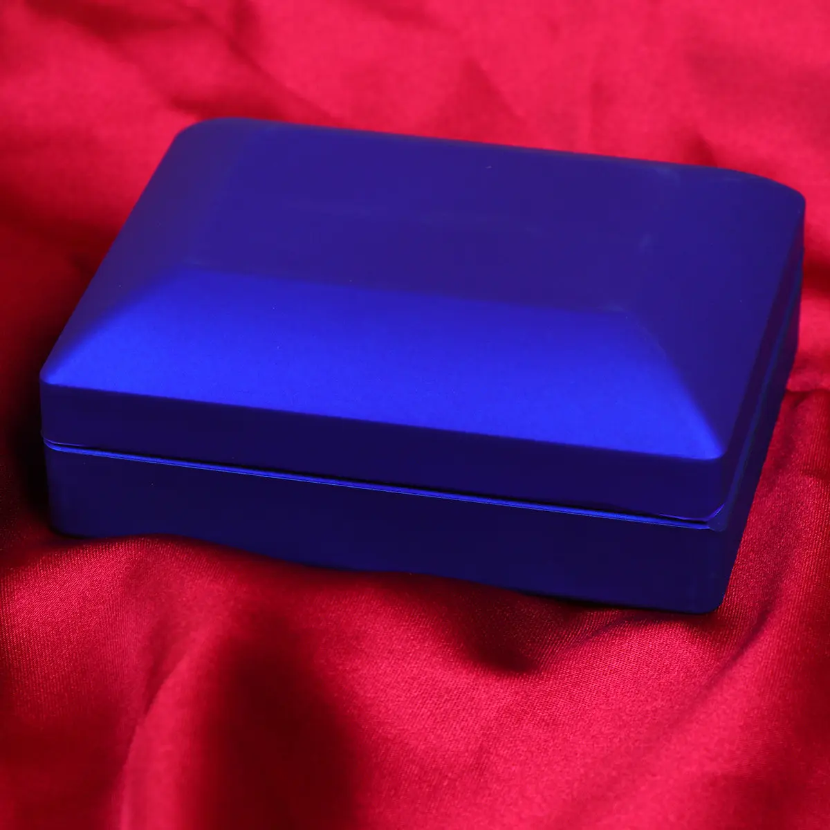 

Creative LED Jewelry Gift Box 7x9x3.2cm Blue Wear Resistant Environment Friendly Exquisite Lighting Display Case for Rings