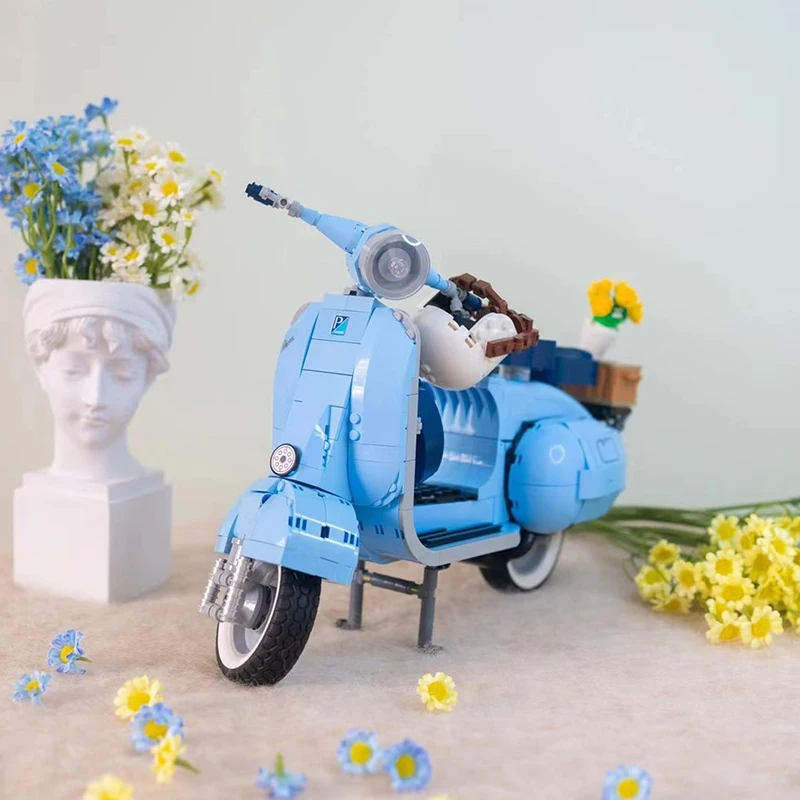 Roman Holida Vespa 125 MOC 10298 Famous Motorcycle City MOTO Assembled Building Blocks Bricks High-Tech Model Toys For Kids Gift