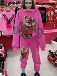 Set di due pezzi Outifits da donna Heavy Industry Hot Drilling felpe in pile addensato Cartoon Bear pantaloni larghi Top tuta Casual