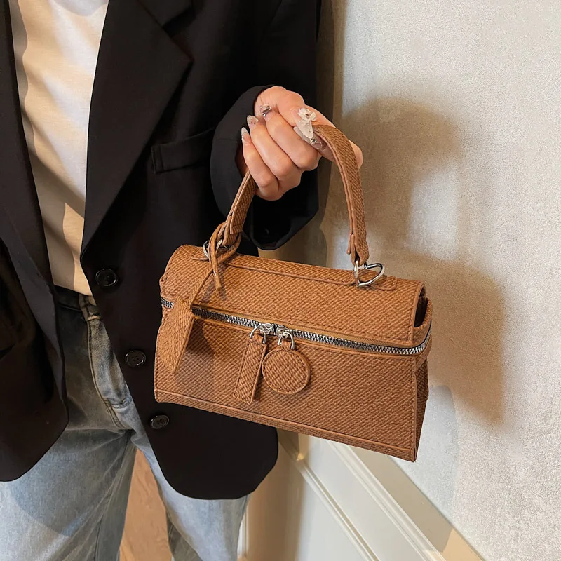 

2025 женская сумка, новая модная пригородная ручная сумка, весенняя индивидуальная сумка через плечо на одно плечо для пожилых людей, маленькая квадратная сумка