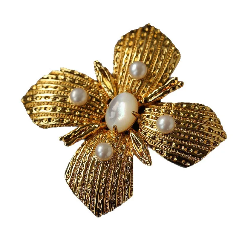 

Vintage Pearl Shell Flower Brooch Men's and Women's Medieval Cross Flower High-end Suit Accessories