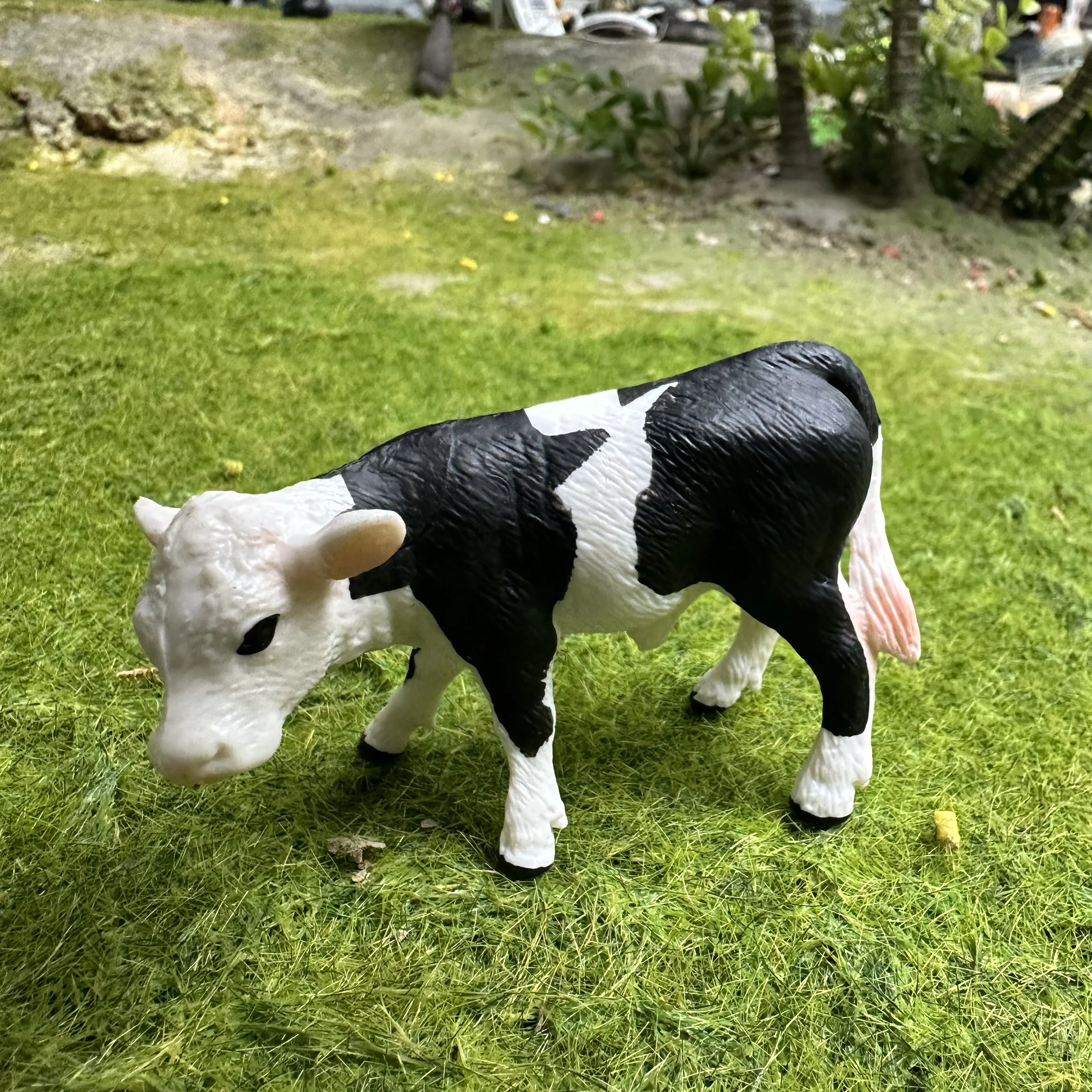 Zestaw 3 realistycznych modeli krów w stojących i leżących pozycjach, dekoracyjne rekwizyty sceniczne, zabawki dla dzieci, edukacyjne figurki zwierząt gospodarskich.