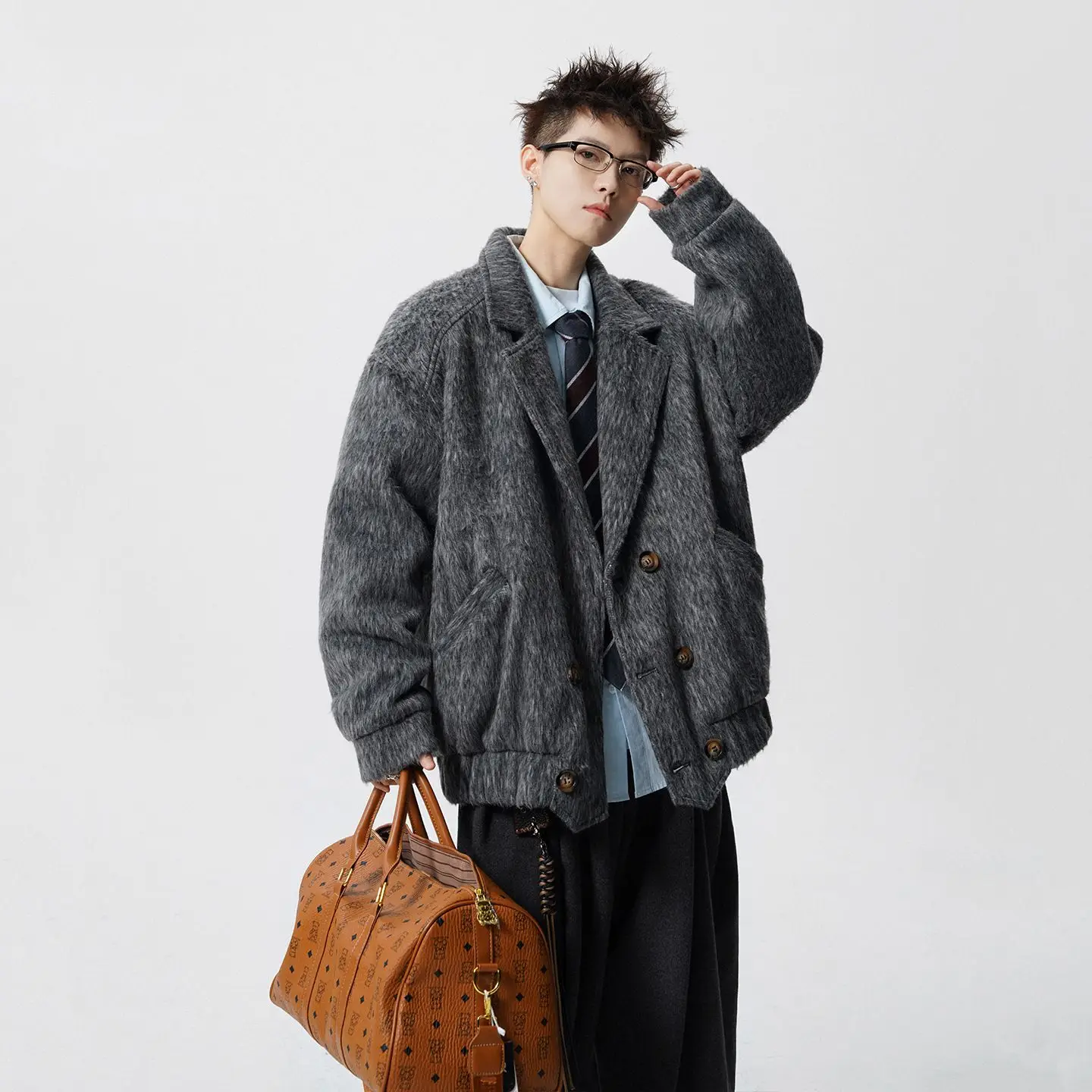 

Мужское пальто из шерстяной смеси с рукавами реглан и диагональными швами, спортивное, динамичное, энергичное, жизнерадостное, яркое, анимированное