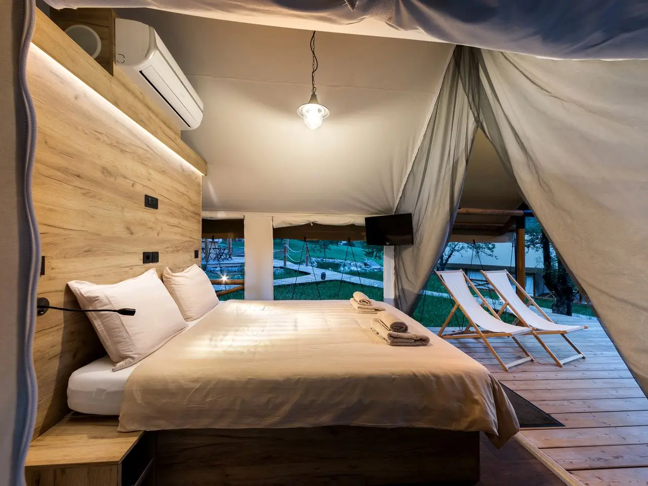 Luxury Safari Tent Glamping Outdoor Waterproof Hotel 5x7m Mini Chalet Wood House