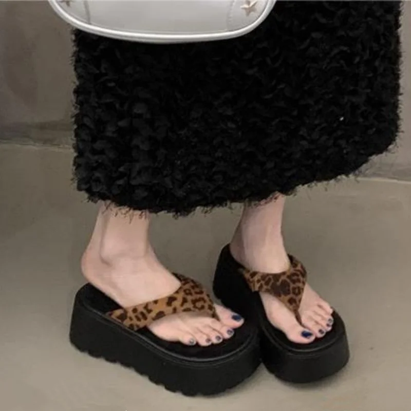 Modische neue elegante und sexy Freizeit-Strand-Flip-Flops – Sommer-Bestseller: Bequeme runde Zehenpartie, dicke Sohle – Detail 7