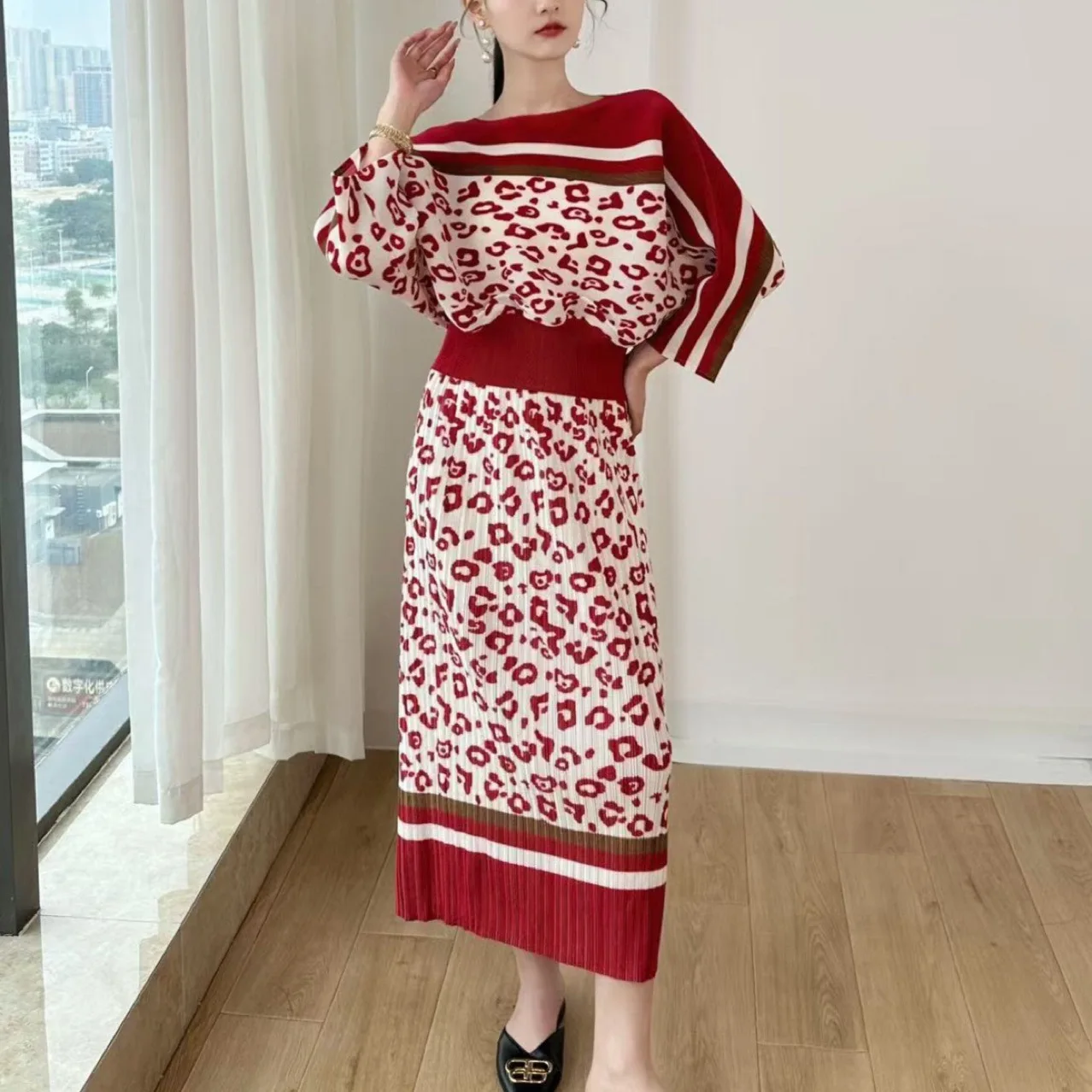 

2025 Women's Spring Suit Miyake Fashion Bat Sleeve Loose Top Folded Skirt Two-piece Set