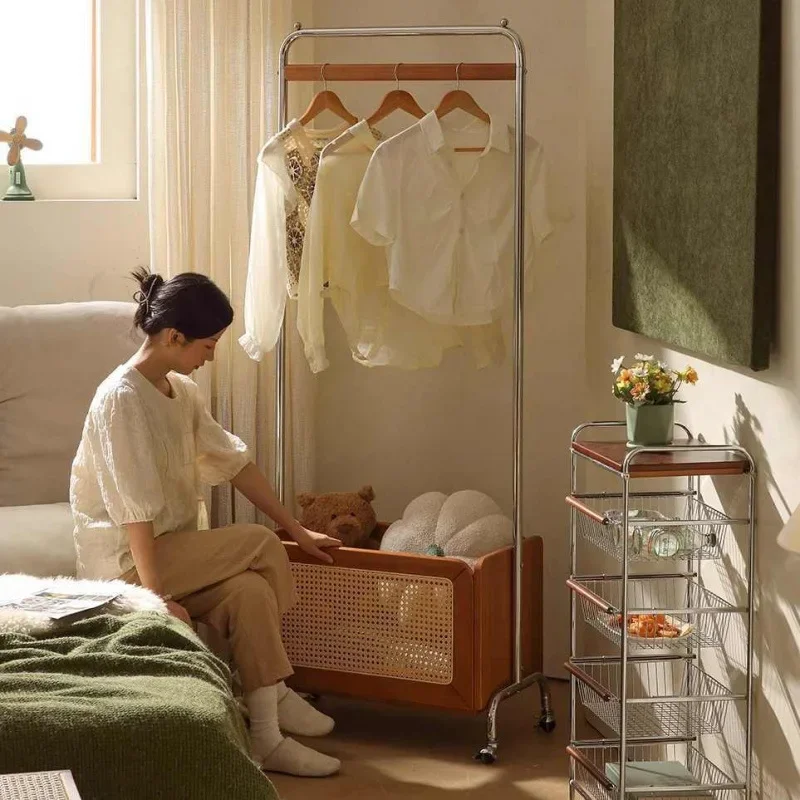 أرضية منزلي من الروطان، رف معطف وابي سابي من الفولاذ المقاوم للصدأ، شماعة متنقلة لغرفة النوم من الخشب الصلب، رف تخزين الملابس