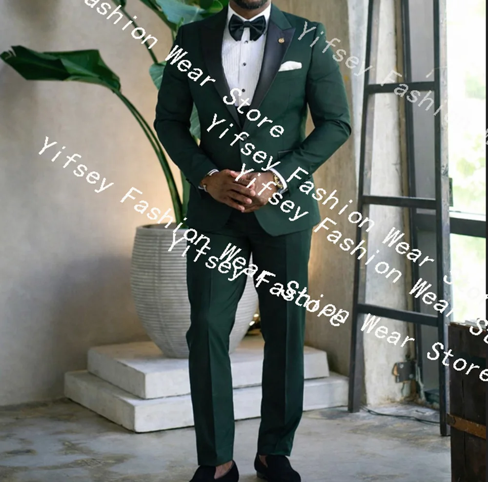 

Темно-зеленый мужской костюм-тройка: пиджак, брюки, жилет. Идеально для свадьбы, вечеринки, официальных мероприятий. Мужской костюм приталенного кроя, пошитый на заказ.