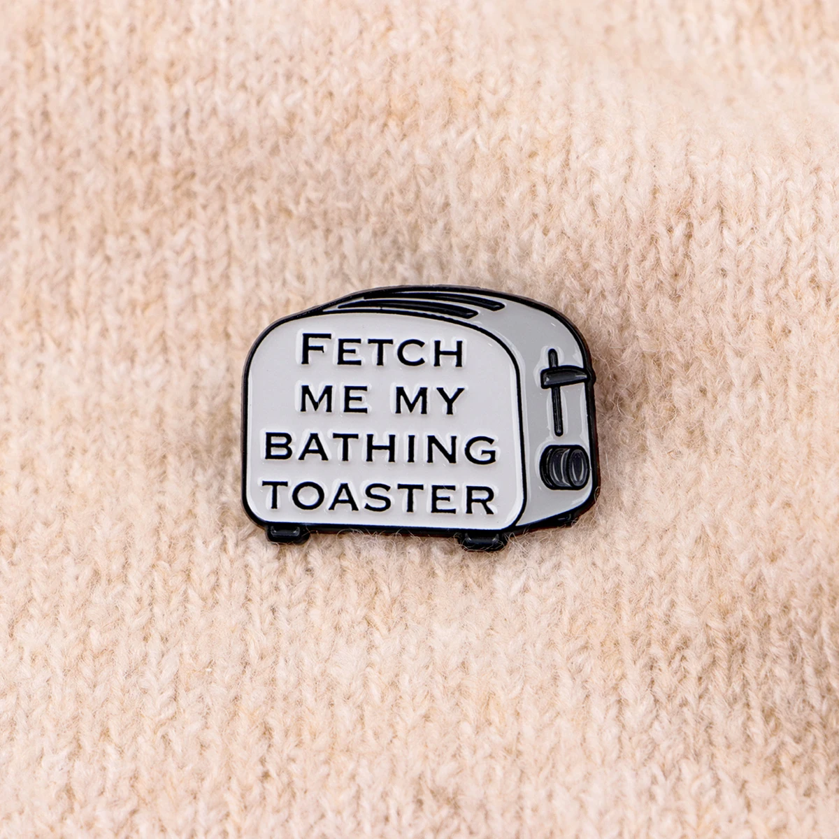 BRINGE MIR MEINEN BADETOASTER-EMALLENPIN, grauer Zitat-Broschen-Abzeichen-Reversnadel, Kleidungszubehör, Modeschmuck, Geschenke – Detail 6