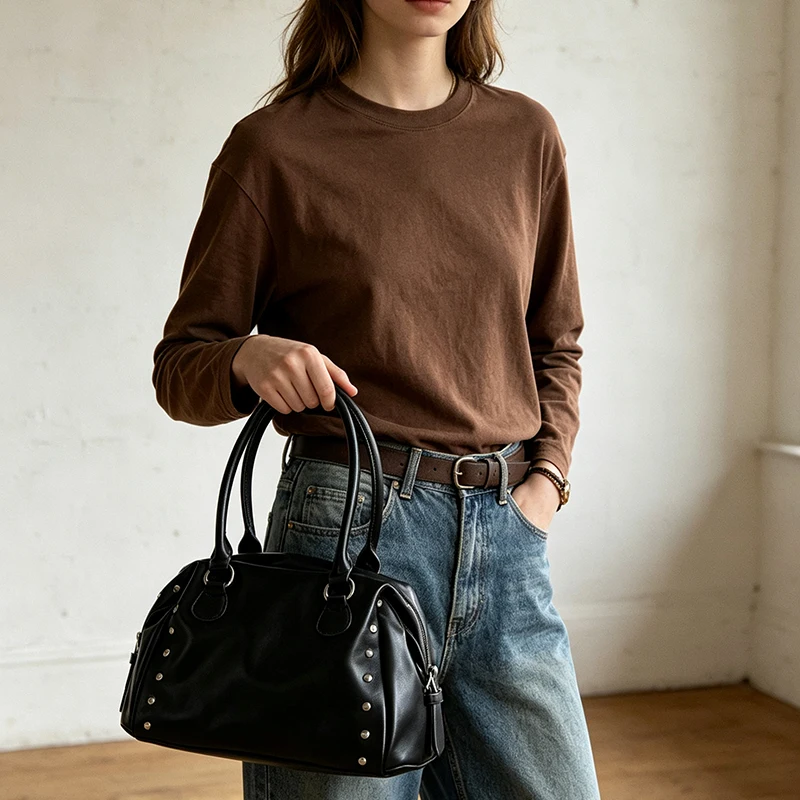 Handtasche im Punk-Metal-Stil mit Nieten, weiche PU-Umhängetasche im Y2K-Stil für Mädchen, einfarbige, modische Umhängetasche für Damen, ideal für die Arbeit und den täglichen Gebrauch. – Detail 6
