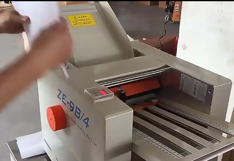 ZE-8B/4 ZE-8B/2 SY-9B/2 Portable A4 Paper Folding Machine 500 Sheets Capacity