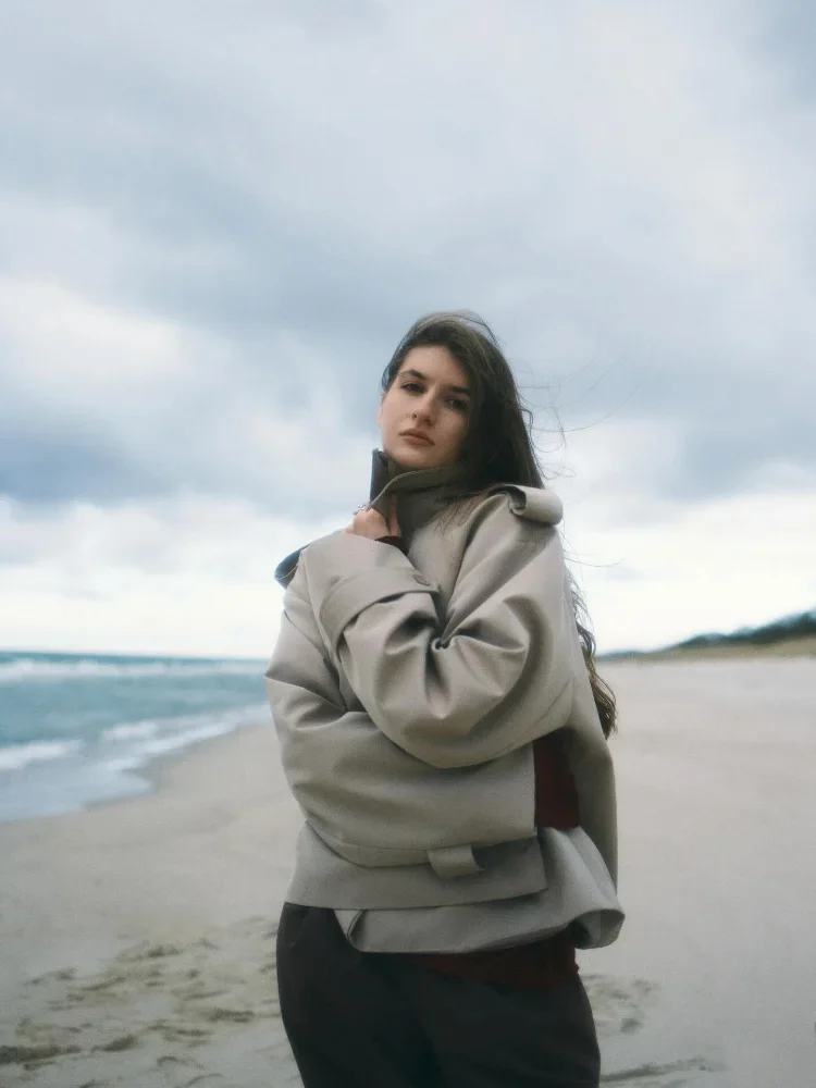 

Повседневный однотонный тренч с отложным воротником и шнуровкой, женское элегантное короткое пальто с длинными рукавами, осенняя коллекция 2025, для ежедневных поездок и уличного стиля