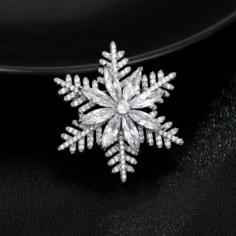 

Cardigan Anti Glare Fixed Clothing Pins With Trendy Zircon Inlay For A Niche High-End Feel, Double-Layer Rotatable Snowflake Bro