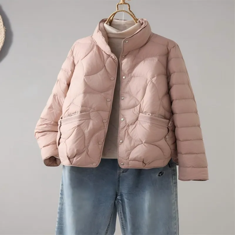 سترة منتفخة أنيقة بدون جهد. ملاءمة مريحة مع ياقة واقفة. أسلوب قصير متعدد الاستخدامات للتخسيس بلون سادة.