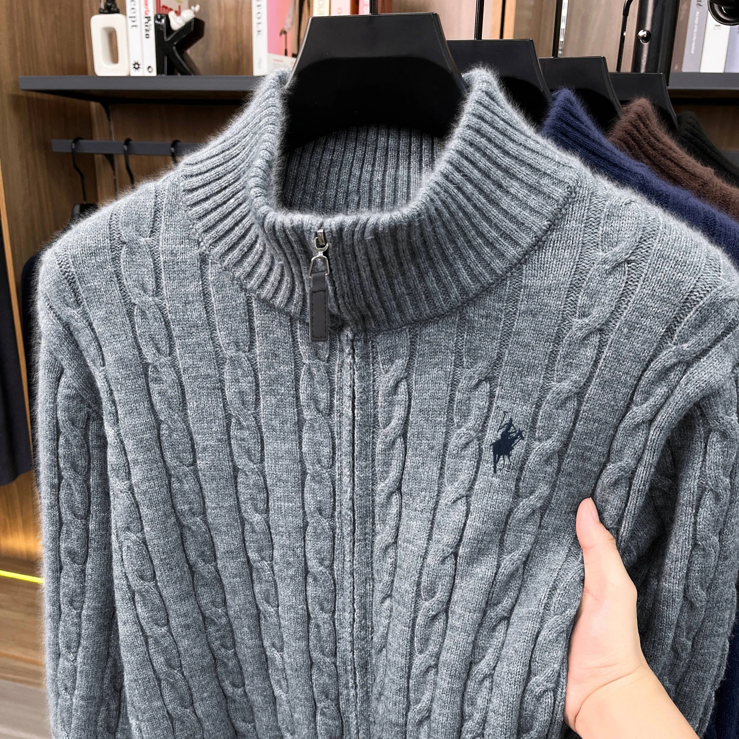 High-End Mode Reißverschluss Kragen Pullover Männer Winter verdickt warme neue Jacke Luxusmarke schöne Pony Stickerei Casual Komfort Stricken Sweater – Detail 4
