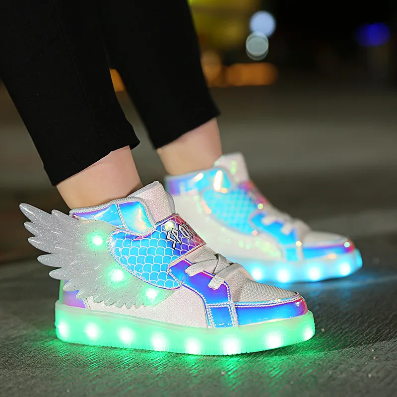 Tênis de couro impermeável com asa para crianças, sapatos luminosos, luz LED, carregamento USB, calçados esportivos casuais para meninas, sapato de