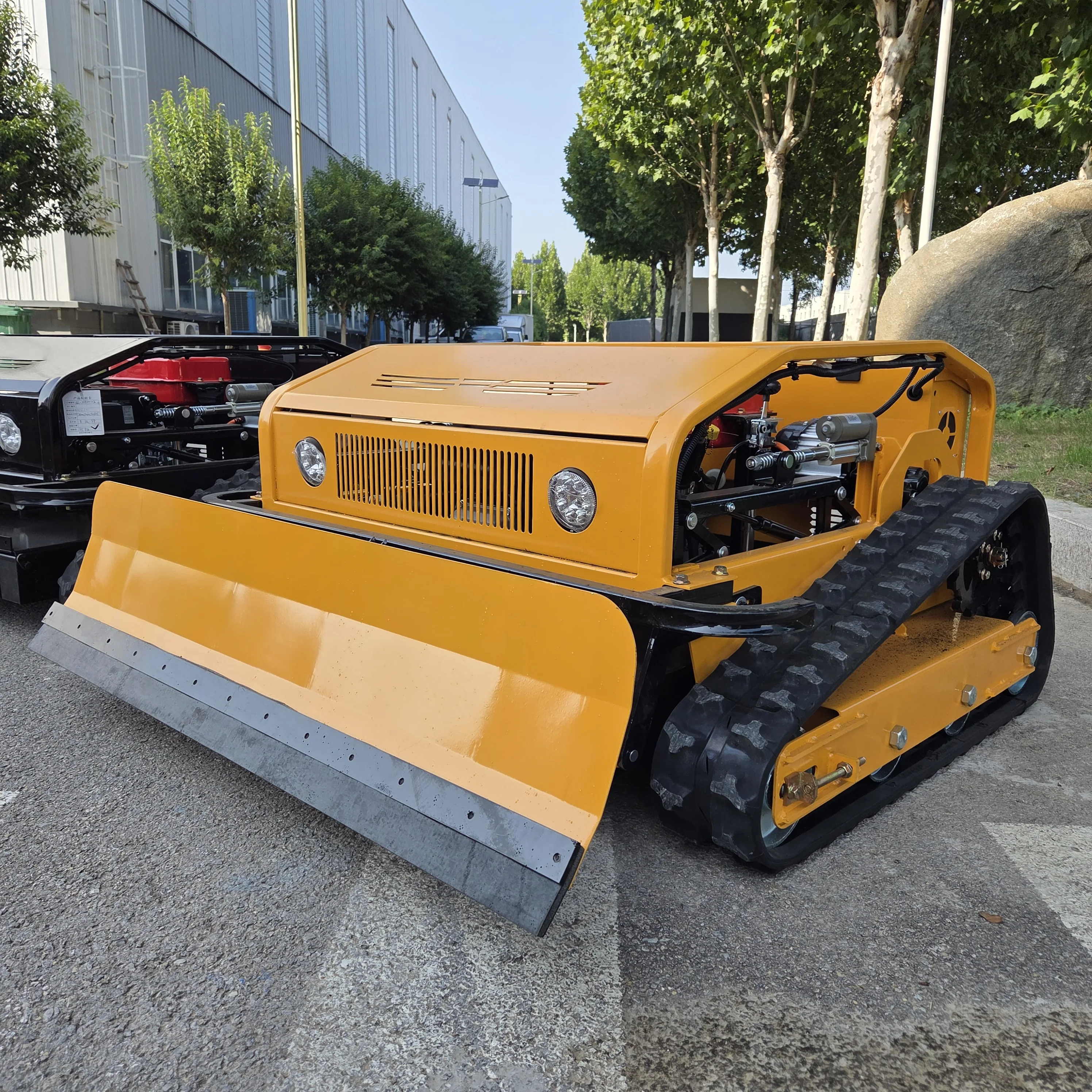 The most cost-effective two-in-one snow pusher and lawn mower with 60° climbing ability, oil pump and reduction motor, 800 mm