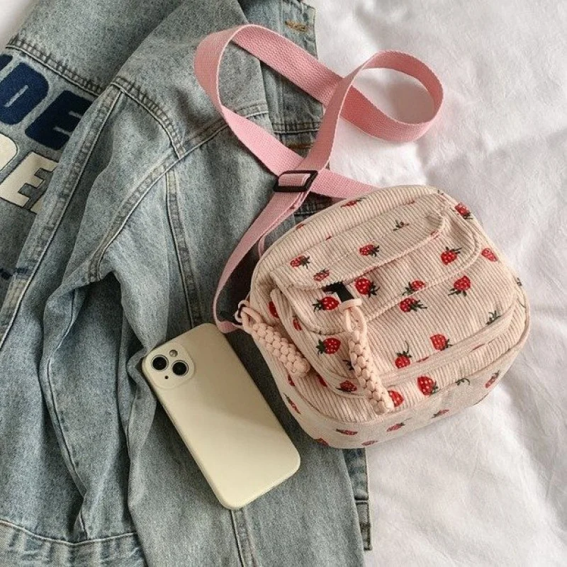 

Элегантная женская большая сумка в винтажном стиле из натуральной кожи с парижским влиянием