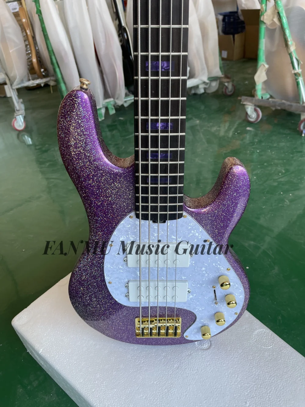 

Бас с фиолетовым блестящим зерном, 5-струнный бас, звукосниматель HH, большая доска звукоснимателя с белым жемчугом, активный аккумулятор, фиолетовая инкрустация грифом