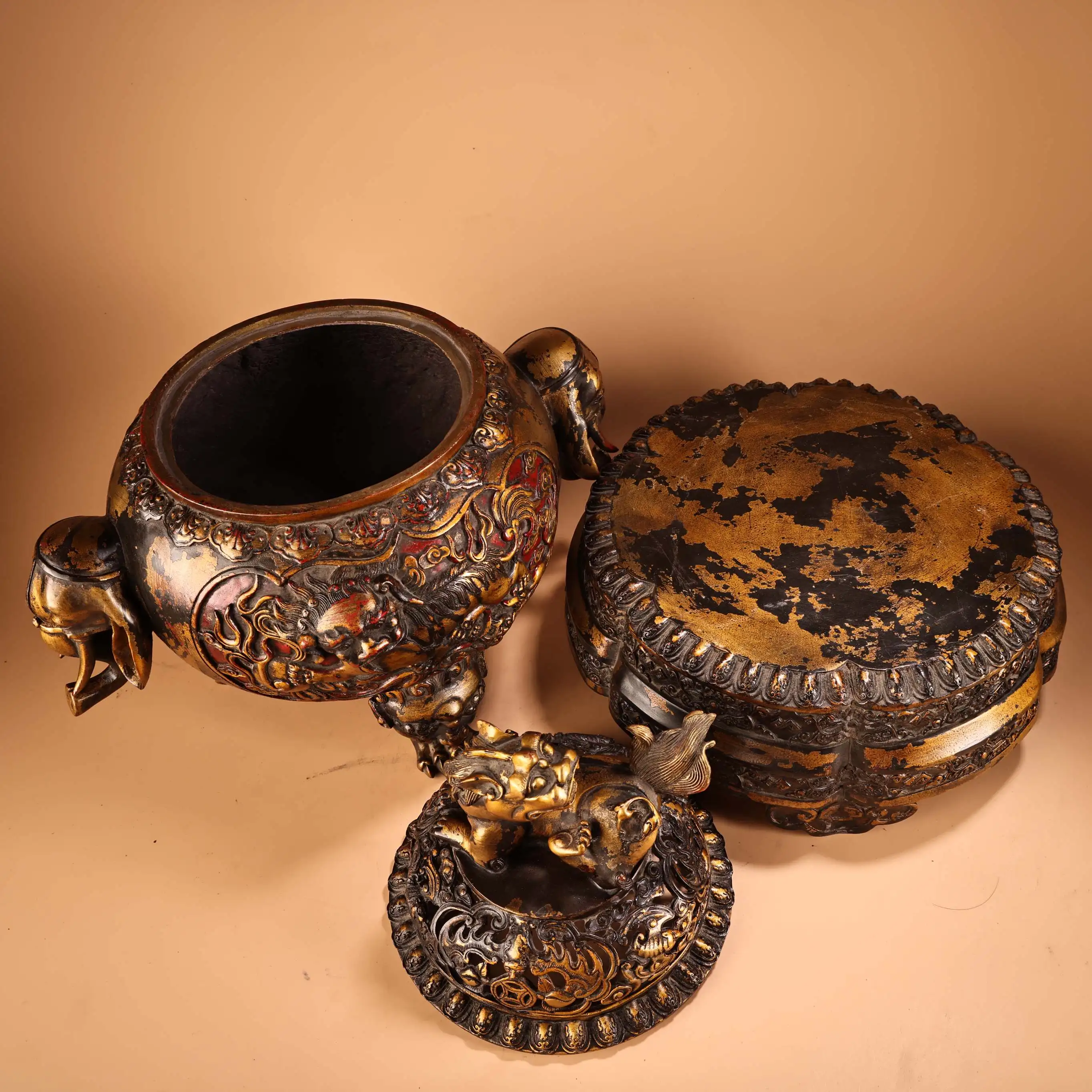 Bronze Gilded Silver Painted High Relief Lion Pattern Lion Statue Cover Elephant Trunk Ear Tripod Incense Burner Base