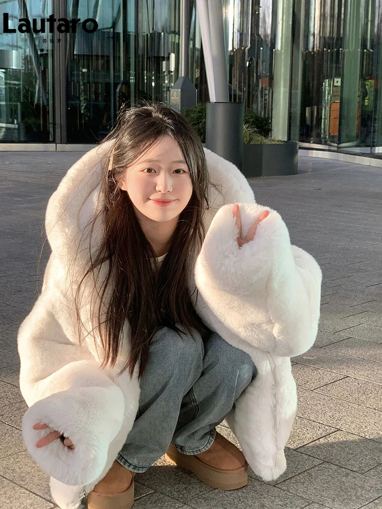 معطف Lautaro للخريف والشتاء سميك دافئ أبيض قابل للعكس مع فرو صناعي للنساء مع سترة منفوشة فضفاضة فاخرة ولطيفة