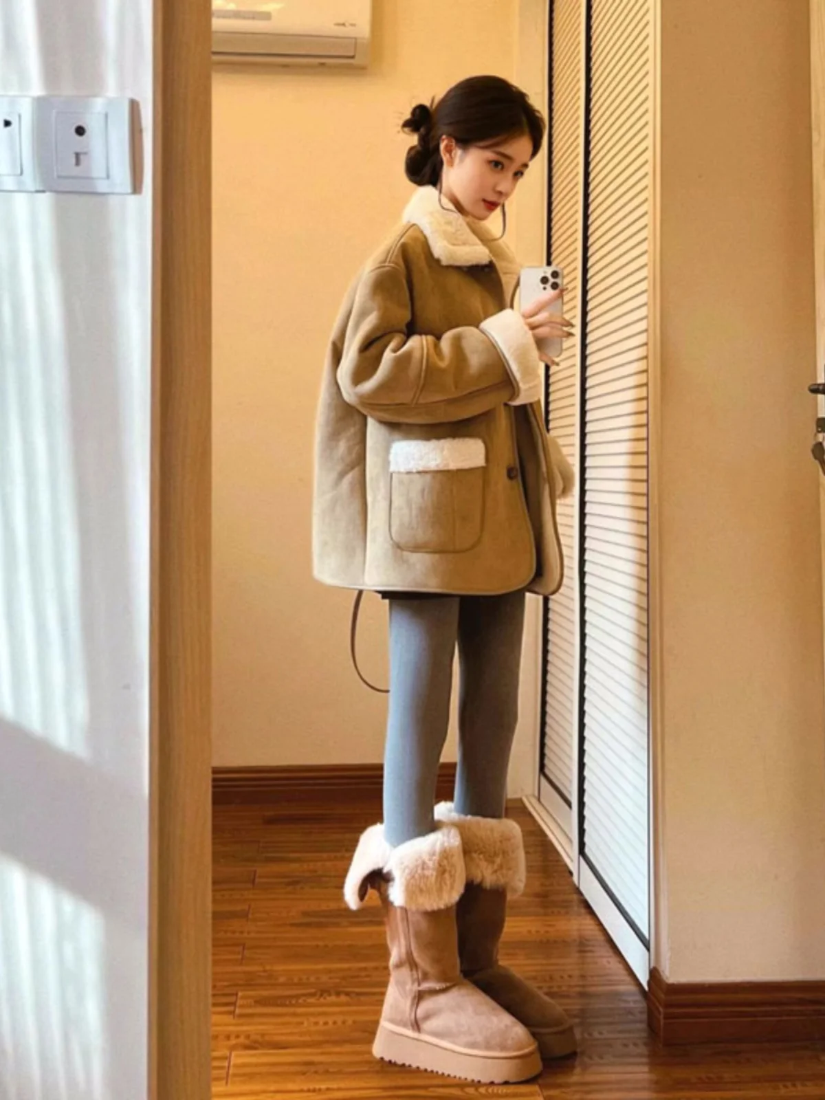 

Весенняя новинка: модная куртка из овечьей шерсти средней длины, комбинированная из кожи и меха, элегантный городской стиль, с длинными рукавами.