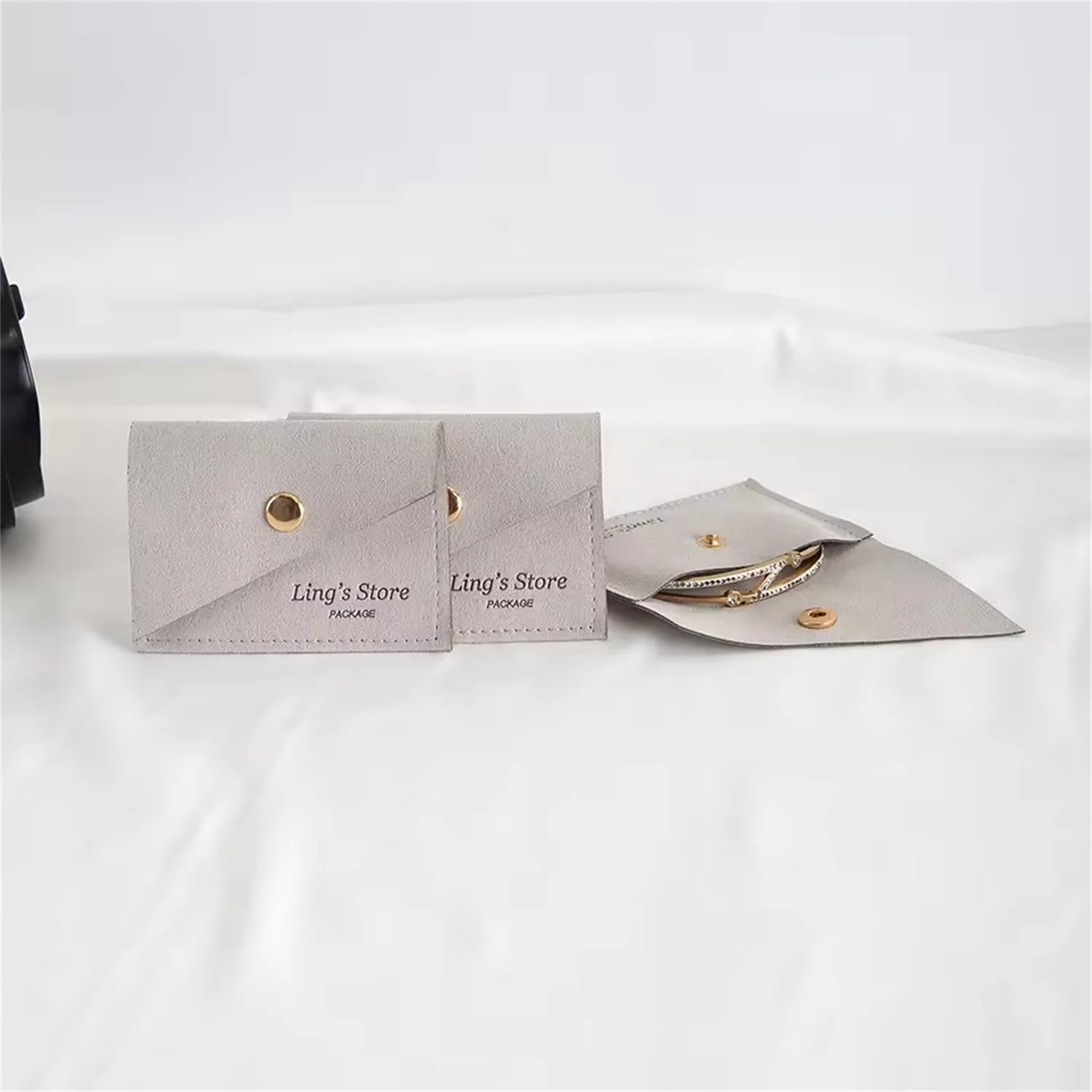 50pcs Ivory Personalized Logo Microfiber Jewelry Gift Pouch Velvet Snap Button Rings Earrings Packaging Organizer Wedding Favors