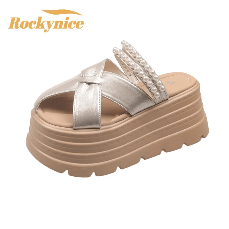 

Женские массивные тапочки на каблуке 8 см, кожаные сандалии на высокой платформе с открытым носком, новые летние пляжные шлепанцы с толстой подошвой и жемчугом