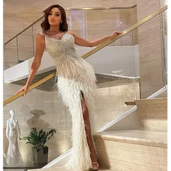 2025 vestidos de noche de plumas de marfil de lujo personalizados largo Beige tul diamantes con cuentas sirena fiesta vestido de graduación competencia