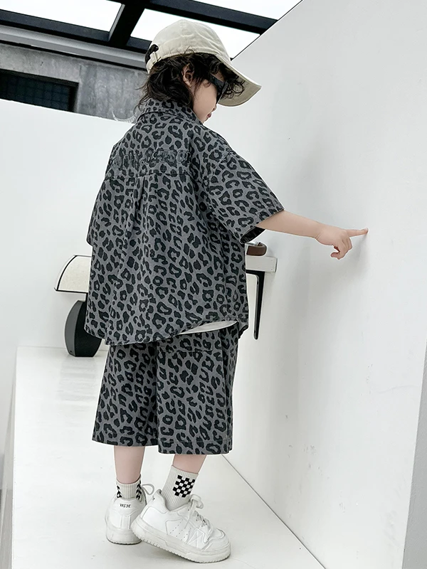 

Джинсовый комплект с леопардовым принтом для мальчиков, летний повседневный спортивный костюм, модный и стильный, для подростков