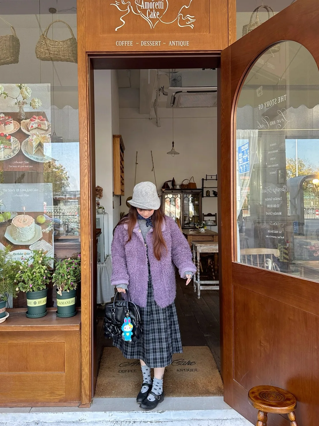 Prawdziwie Ciepły Zimowy Płaszcz z Futra Dwustronny Noszony Od Przodu i Od Tyłu Wyszczuplający Płaszcz Wierzchni Francuski Elegancki Długi Średniej Długości Zapinany na Guziki