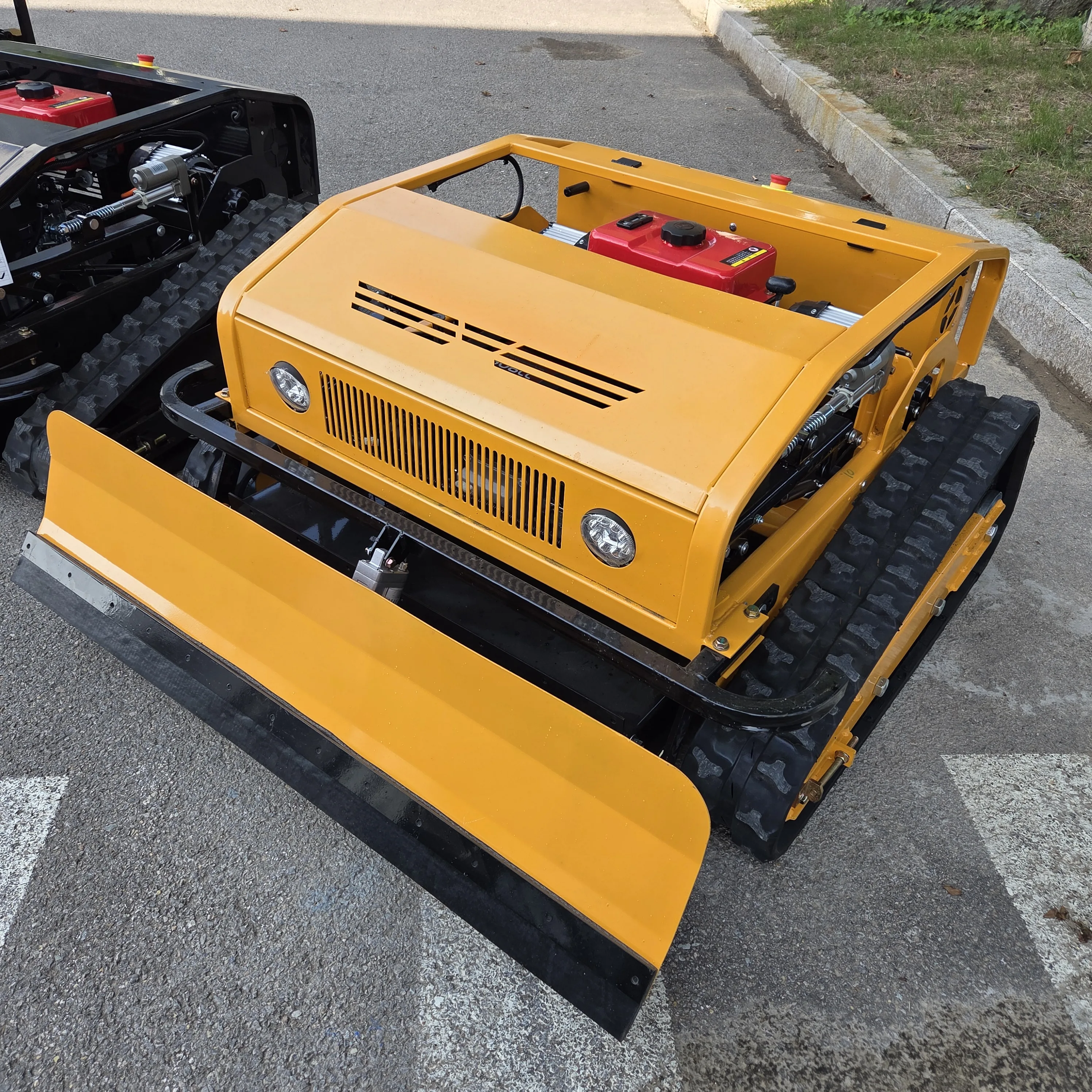 Anti-Skid Wide-Track Lawn Mower 3800㎡/h 45° Rough Terrain Adaptation Overload Protection for Municipal Green Parks