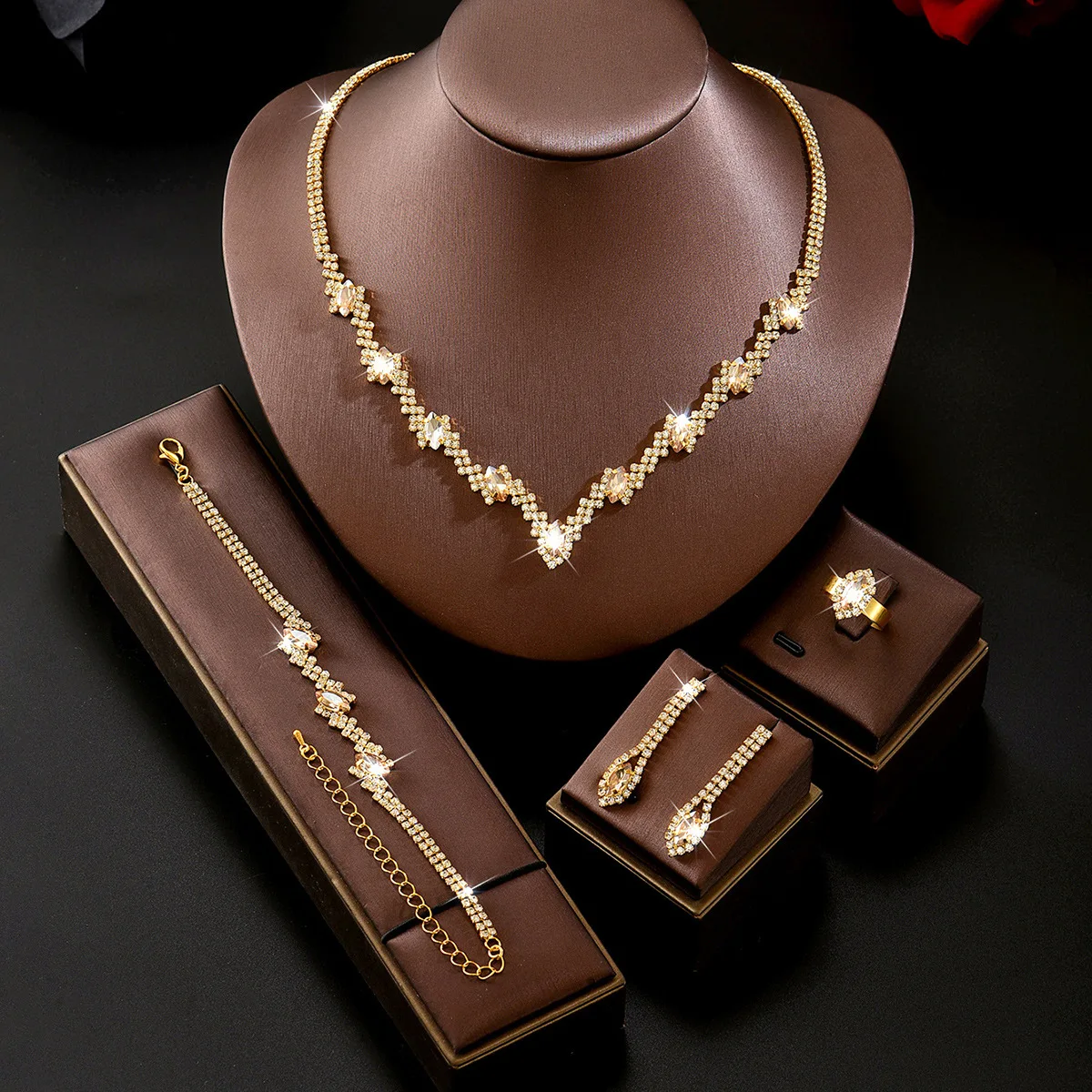 1 Set Includes (One Necklace + One Pair of Earrings + One Ring + One Bracelet) Luxury V-Shaped Full Diamond Bridal Dress Accessories, Versatile High-End Jewelry, Exquisite Jewelry, Perfect for the Bride's Wedding, Banquet, Party, Fashionable Women's Clothing, Evening Decorations, Exquisite Birthday Gift