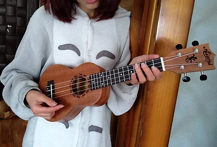 Ukelele resonador de fábrica china, ukelele de concierto de 24 pulgadas, instrumento musical de bajo precio con material de latón de alta calidad
